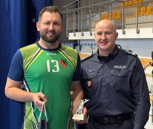 uczestnicy Turnieju Charytatywnego w Piłce Siatkowej o Puchar Komendanta Wojewódzkiego Policji w Olsztynie