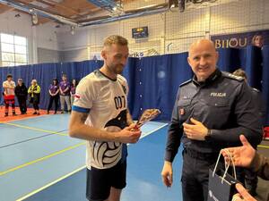 uczestnicy Turnieju Charytatywnego w Piłce Siatkowej o Puchar Komendanta Wojewódzkiego Policji w Olsztynie