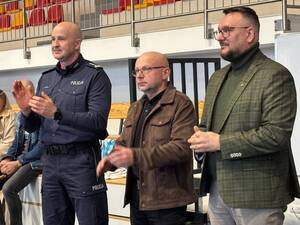 uczestnicy Turnieju Charytatywnego w Piłce Siatkowej o Puchar Komendanta Wojewódzkiego Policji w Olsztynie