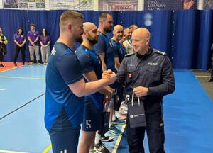 uczestnicy Turnieju Charytatywnego w Piłce Siatkowej o Puchar Komendanta Wojewódzkiego Policji w Olsztynie